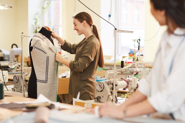 Mannequin femme moderne : styles et matériaux pour vos vitrines